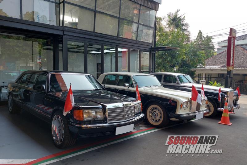 Mobil klasik eks-dinas kenegaraan yang menjadi objek kompetisi foto di Black Stone Garage.