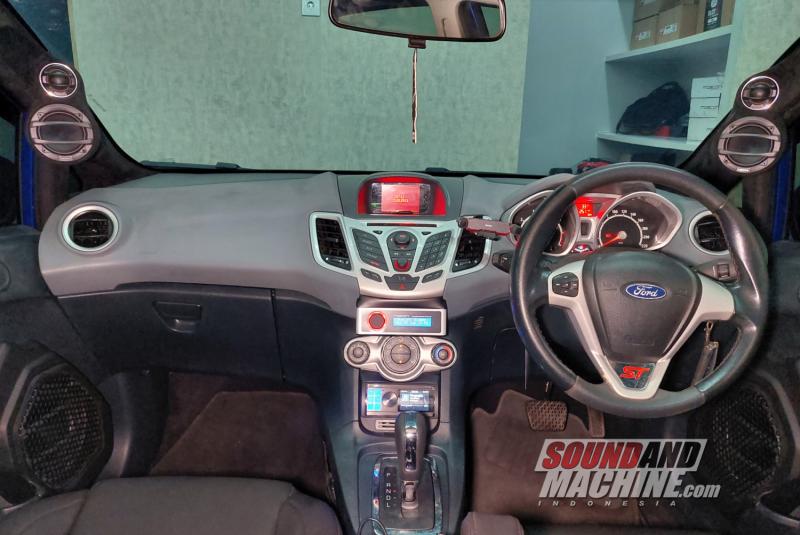 Ford Fiesta dengan upgrade audio speaker dan subwoofer seri tertinggi Hertz Mille Legend oleh gerai Niki Motor.