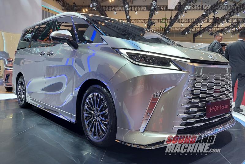Varian baru Lexus LM 500h di Gaikindo Jakarta Auto Week (GJAW) 2024.