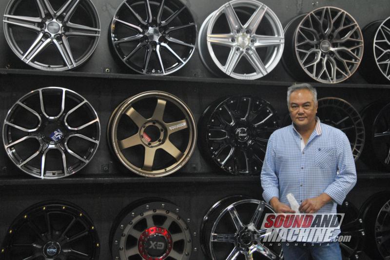 Wibowo Santosa, pemilik gerai pelek legendaris Permaisuri Ban. (photo: Joule)