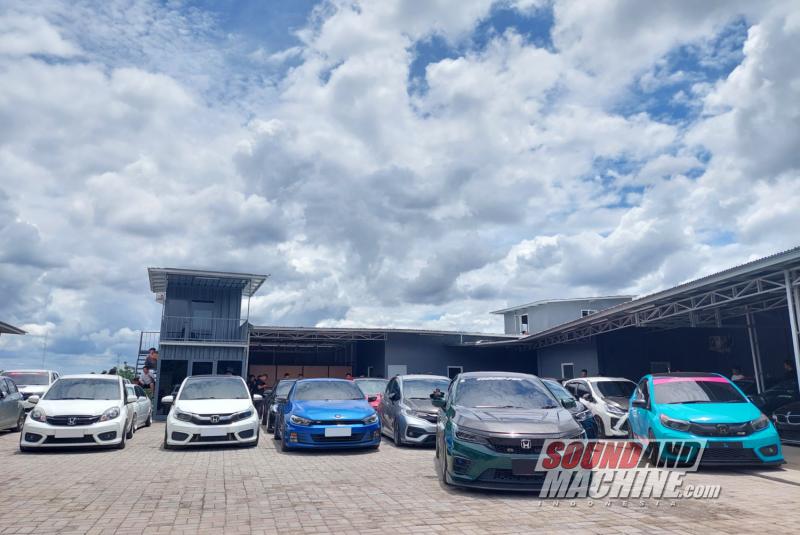 Suasana grand opening gerai one stop bengkel knalpot Sokudo Exhaust dan cuci mobil Crystal Carwash.