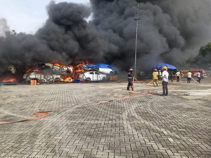 Insiden kebakaran yang mengakibatkan unit knock down kit bodi mobil Chery terbakar. (sumber: istimewa)