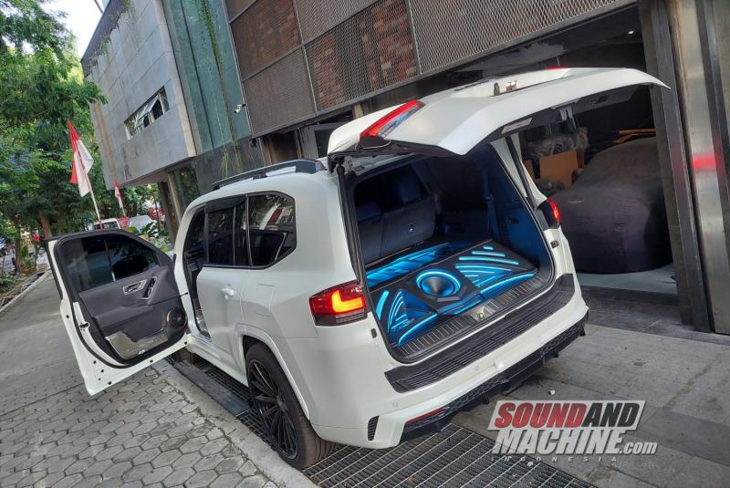 Toyota Land Cruiser 300 dengan sistem audio full Alpine F#1 Status garapan gerai BestBuddyShop (BBS) Sunter.