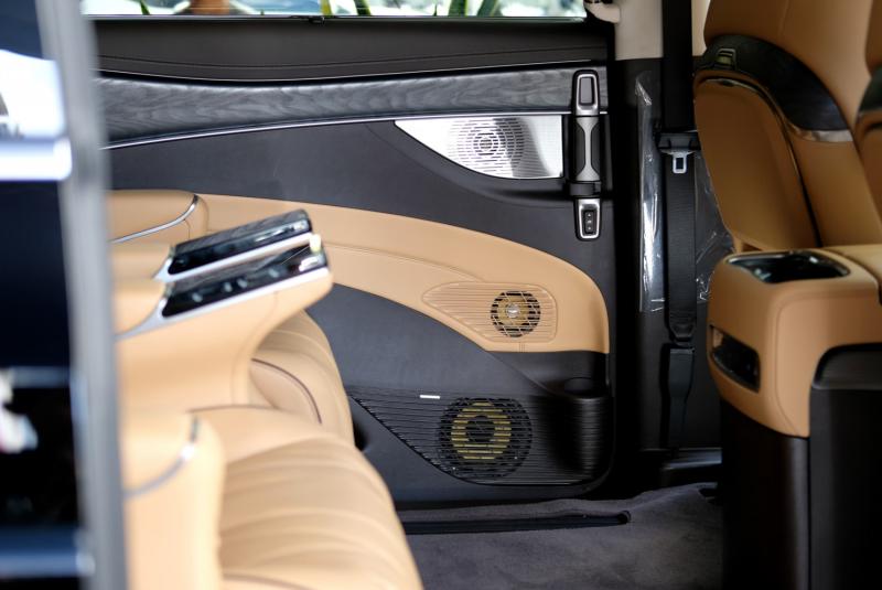 Denza D9 yang sudah upgrade audio 3-Way dengan mempertahankan doortrim bawaan. (sumber: Cartens)