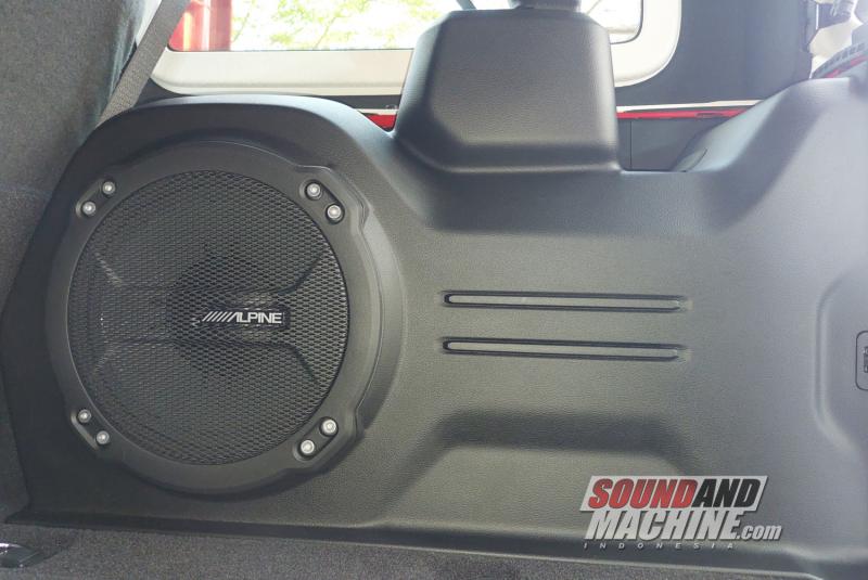 Audio system Alpine sebagai standar di Jeep Wrangler Rubicon 4-Door yang baru-baru ini diluncurkan ke Indonesia.
