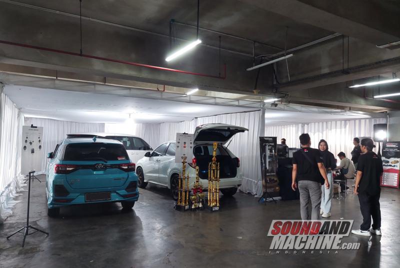 Ilustrasi pameran car audio Alpine Day di gerai Cas Audio.