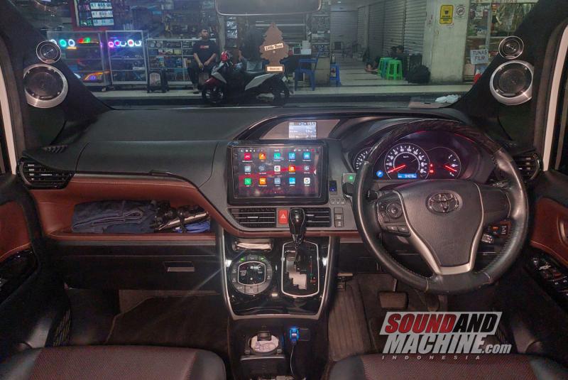 Mobil demo Toyota Voxy Cas Audio di pameran Alpine Day 2025.