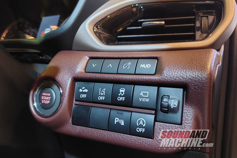 Tombol untuk mengaktifkan fitur-fitur advanced driver assistance (ADAS) Suzuki Safety Support di Suzuki Fronx.