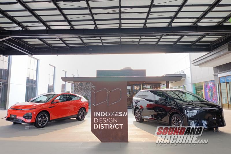 Dua model kendaraan listrik Xpeng Indonesia, G6 (kiri) dan X9 (kanan).