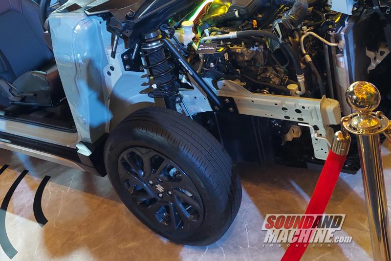 Kaki-kaki small SUV Suzuki Fronx yang dirancang nikmat dikendarai, nyaman untuk penumpang, dan tampilan tetap menarik.