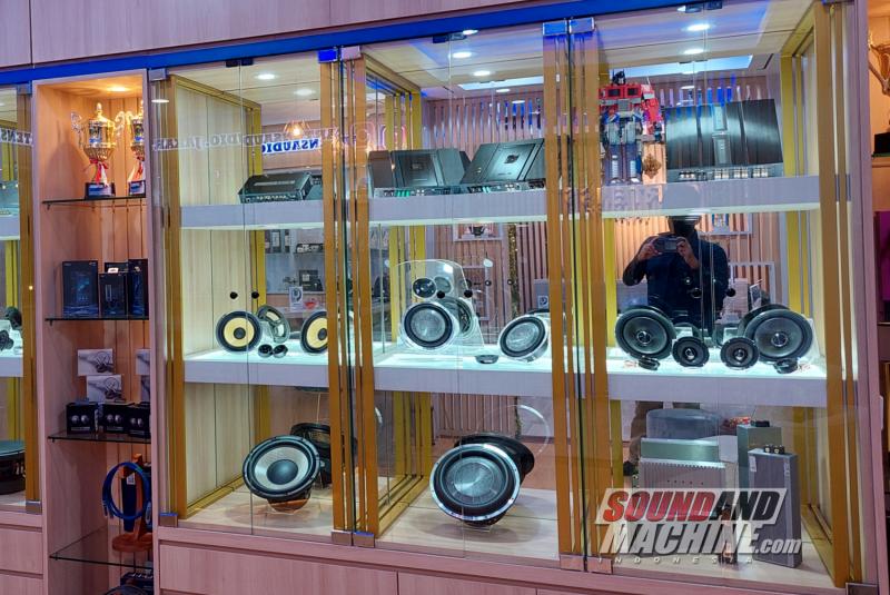 Display produk audio di gerai Cartens Audio.