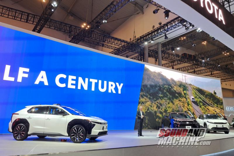 Toyota perkenalkan mobil listrik baru yang akan diproduksi lokal di pameran Gaikindo Indonesia International Auto Show (GIIAS) 2025.