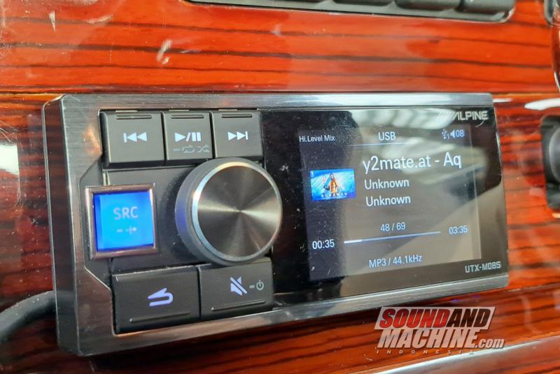Hi-res player Alpine UTX-M08S yang terpasang di mobil klasik Mercedes-Benz 280CE C123.
