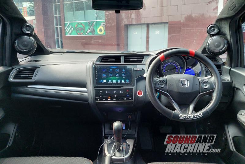 Honda Jazz dengan speaker Alpine Status garapan gerai RDM Autosound.