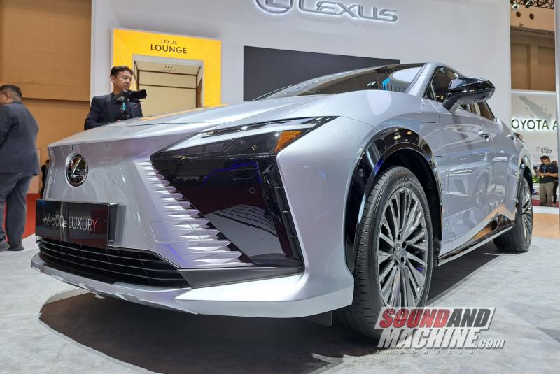 Lexus meluncurkan perubahan minor untuk kendaraan listrik RZ 500e dengan teknologi setir pertama di Indonesia, di Gaikindo Jakarta Auto Week 2025.
