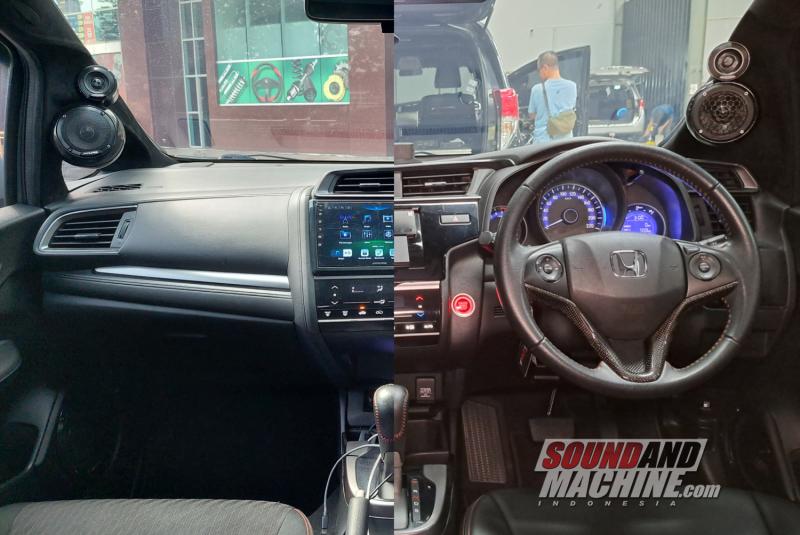 Dua Honda Jazz yang ikut kompetisi car audio dengan speaker Alpine Status.