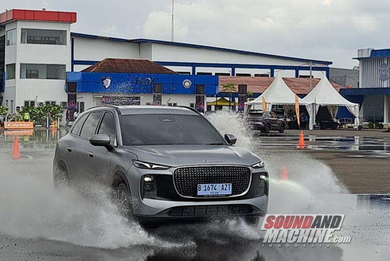 Uji performa Lepas L8 dalam sesi time attack di Pusdiklantas Polri, Tangerang.