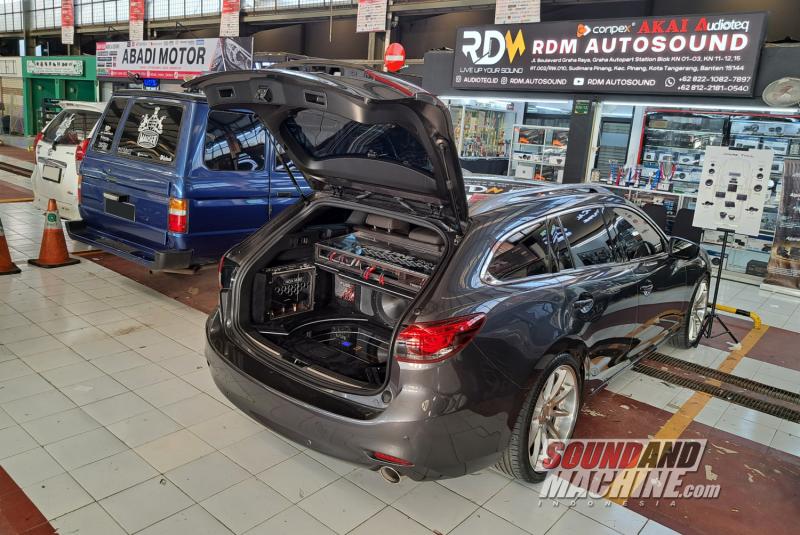 Pameran car audio Alpine Day di gerai RDM Autosound sebagai dealer resmi.