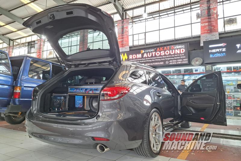 Mobil demo Mazda6 Estate full Alpine Status garapan gerai RDM Autosound di pameran car audio Alpine Day.