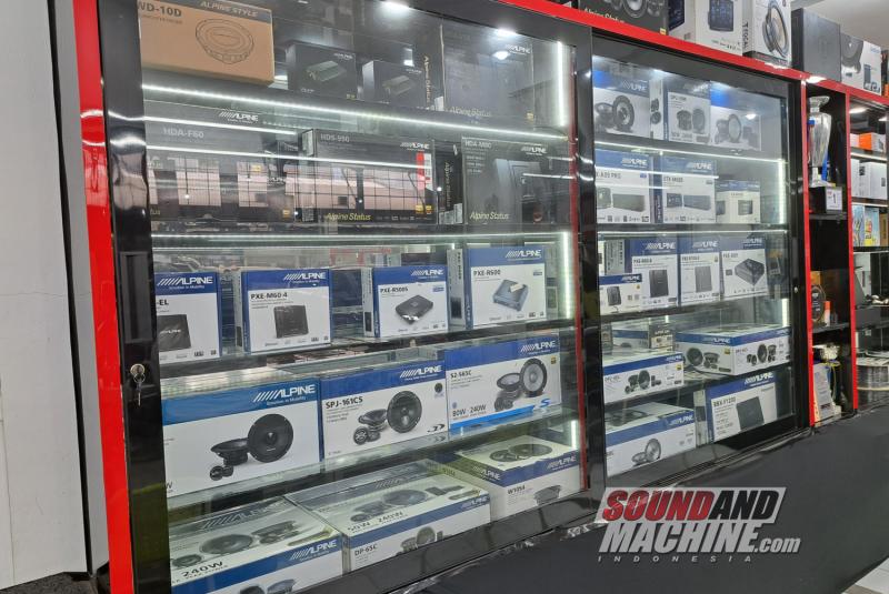 Produk Alpine di pameran Alpine Day gerai RDM Autosound.