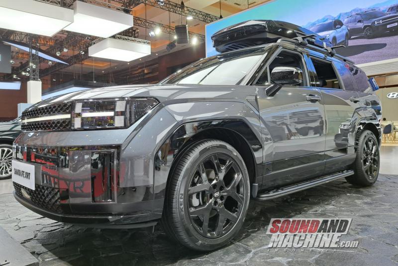 Varian terlengkap Hyundai Santa Fe XRT yang diluncurkan di pameran Indonesia International Motor Show (IIMS) 2026.