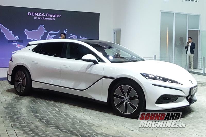 Denza Z9 GT dengan teknologi e3 platform yang diperkenalkan dan didemonstrasikan di Indonesia International Motor Show (IIMS) 2025.