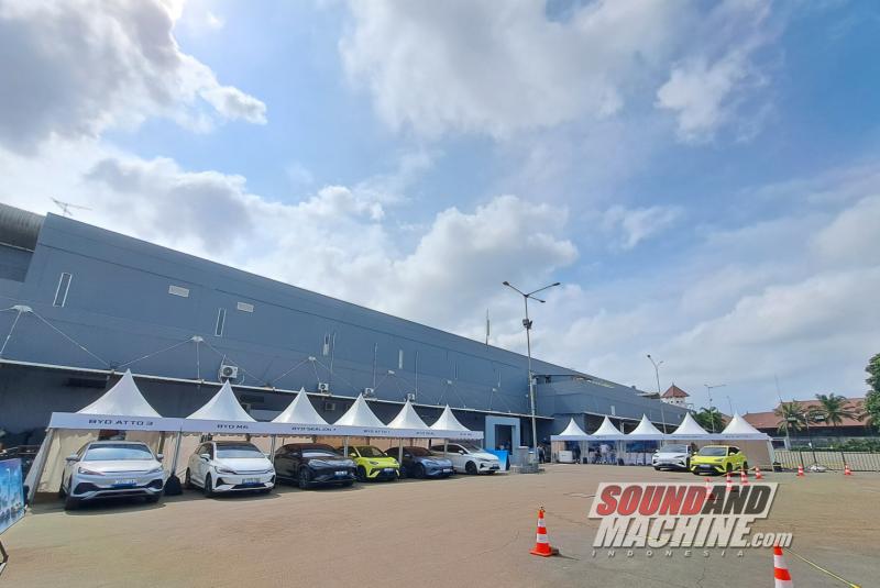 Area Exclusive Test Drive yang diadakan oleh BYD dalam pameran Indonesia International Motor Show (IIMS) 2026.