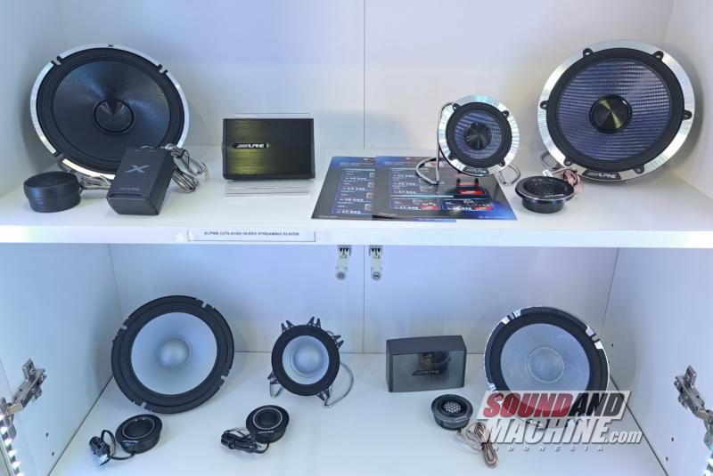 Etalase produk Alpine di pameran car audio Alpine Day Victory Audio.