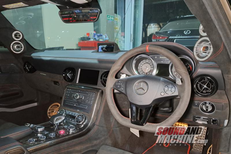 Mercedes-Benz SLS AMG Black Series dengan speaker 3-Way Audison Thesis garapan gerai BestBuddyShop (BBS) Sunter.