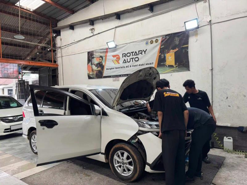 Ilustrasi pemeriksaan kaki-kaki mobil di bengkel Rotary Auto. (sumber: Rotary Auto)