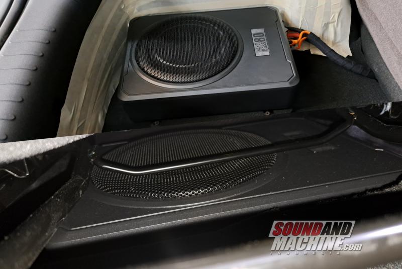 Subwoofer aktif Dominations Bangbass 80 yang terpasang di BYD Atto 1 (atas) dan Geely EX2 (bawah).