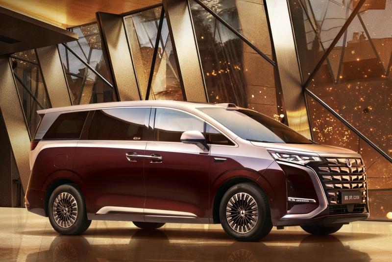 Denza D9 generasi baru segera hadir dengan interior lebih mewah dan teknologi yang siap dikendarai lebih jauh. (sumber: Denza)