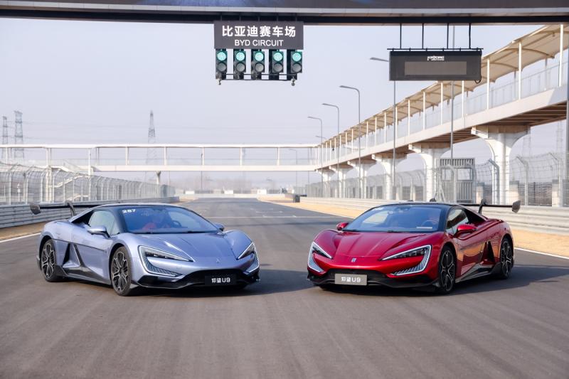 Denza Z9 GT dengan teknologi e3 platform yang diperkenalkan dan didemonstrasikan di Indonesia International Motor Show (IIMS) 2025.