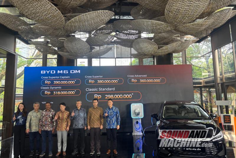Harga jual mobil hybrid BYD M6 DM resmi diluncurkan, lebih terjangkau dari M6 berpenggerak motor listrik (EV).