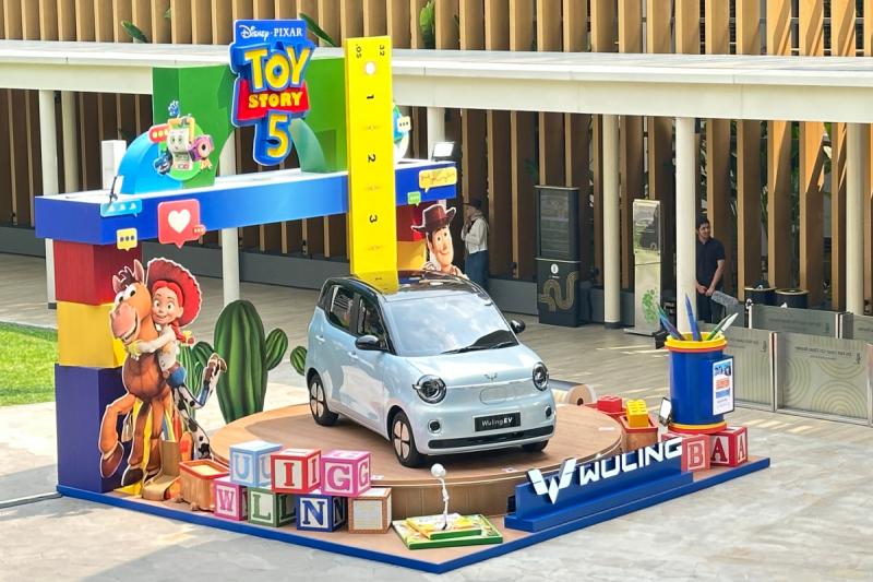Kendaraan listrik Wuling yang belum dijual resmi di booth Toy Story di Central Park, Jakarta. (sumber: Wuling)