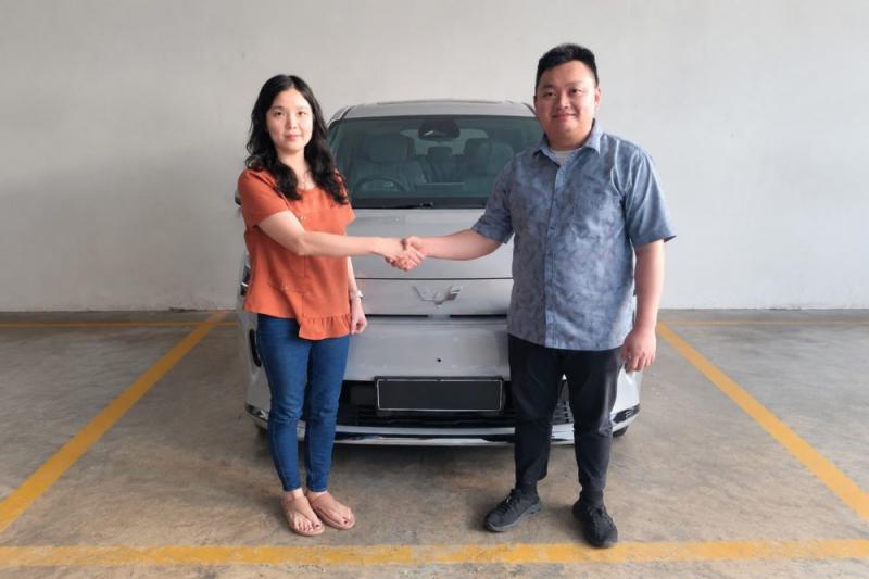 Serah terime kendaraan pelanggan dealer resmi Wuling di Surabaya oleh salah satu perwakilan dari PT. SGMW Sales Indonesia. (sumber: Wuling Motors)