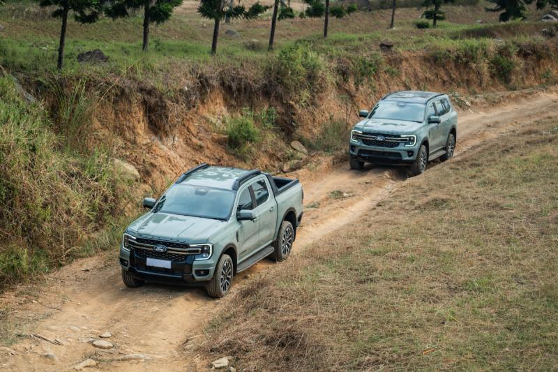 Varian Platinum Ford Ranger (depan) dan Everest (belakang) dengan kesamaan di mesin dan fitur. (sumber: Ford)
